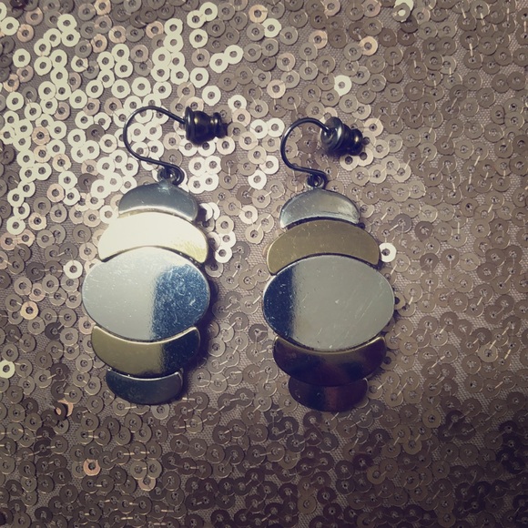 Gold and silver dangle earrings. - Picture 1 of 3